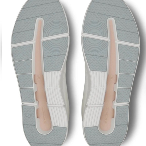 On Running
The Roger Advantage "White/Rose” sneakers - Picture 2 of 6